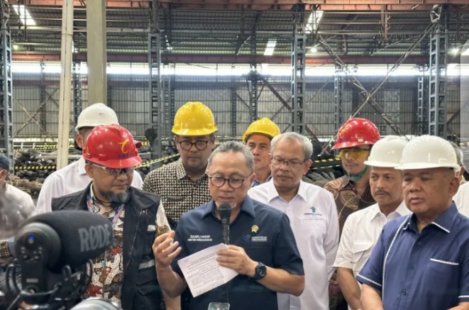 Menteri Perdagangan Zulkifli Hasan saat menghadiri penertiban baja tulang beton yang tidak sesuai Standar Nasional Indonesia di Tangerang. ANTARA/ Sella Panduarsa Gareta.