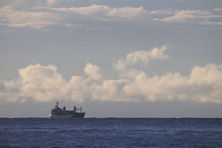 Sebuah kapal berlayar di wilayah perairan selatan Provinsi Sulawesi Utara.