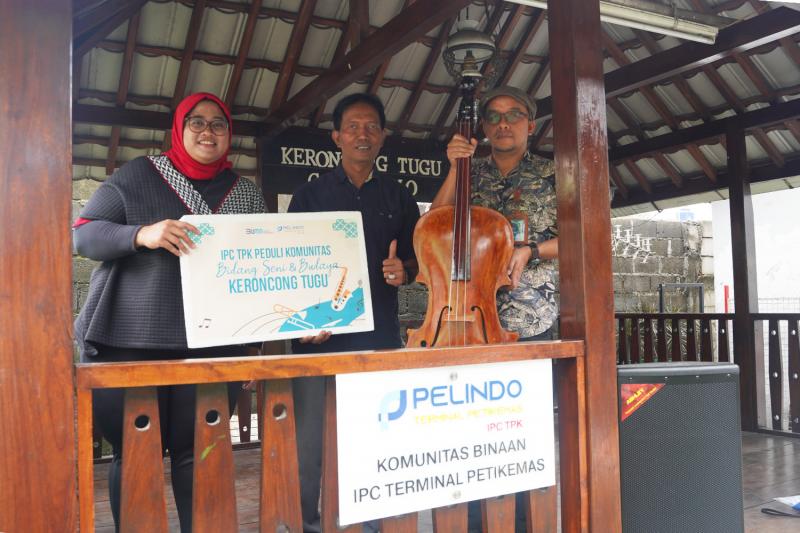 Seniman dengan alat musik untuk keroncong