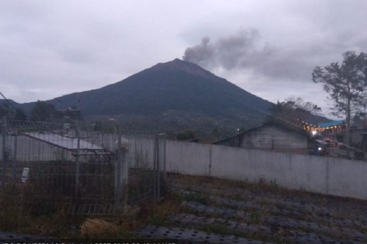 Pusat Vulkanologi dan Mitigasi Bencana Geologi (PVMBG) melaporkan Gunung Kerinci kembali mengalami meletus (erupsi) pagi ini.
