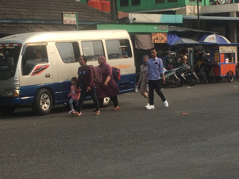 Penumpang bus tengah berjalan di Terminal Induk Kota Bekasi, Kamis (12/1/2023) sore. Foto: BeritaTrans.com.
