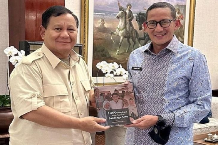 Menteri Pariwisata dan Ekonomi Kreatif Sandiaga Uno memberikan buku mengenai dirinya kepada Ketua Umum Partai Gerindra Prabowo Subianto. 