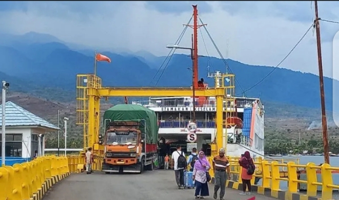 Sejumlah kendaraan dan penumpang turun dari kapal feri yang sandar di dermaga Pelabuhan Kayangan, Kabupaten Lombok Timur, Nusa Tenggara Barat. (ANTARA/Awaludin)