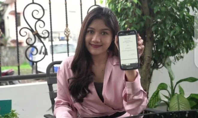 Erina Gudono menunjukkan aplikasi Elsimil (Elektronik Siap Nikah dan Hamil) sebagai bagian perencanaan keluarga sekaligus mencegah stunting. ANTARA/HO-BKKBN.