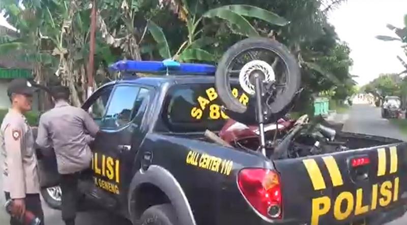 Polisi dibantu warga mengevakuasi motor pegawai koperasi yang meninggal tertabrak kereta di Ngawi (Foto: Fatihah Ibnu Fiqri)