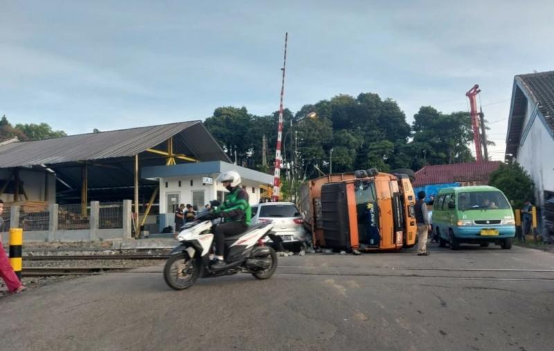 Sebuah truk bermuatan paving blok mengalami kecelakaan akibat rem blong di Batutulis, Kota Bogor, Sabtu 14 Januari 2023.