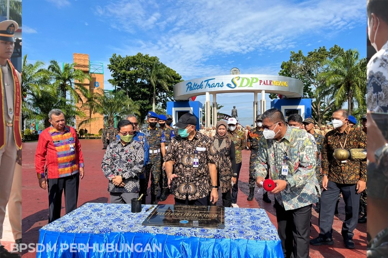 Penandatanganan prasasti oleh Kepala BPSDMP di Poltektrans SDP Palembang