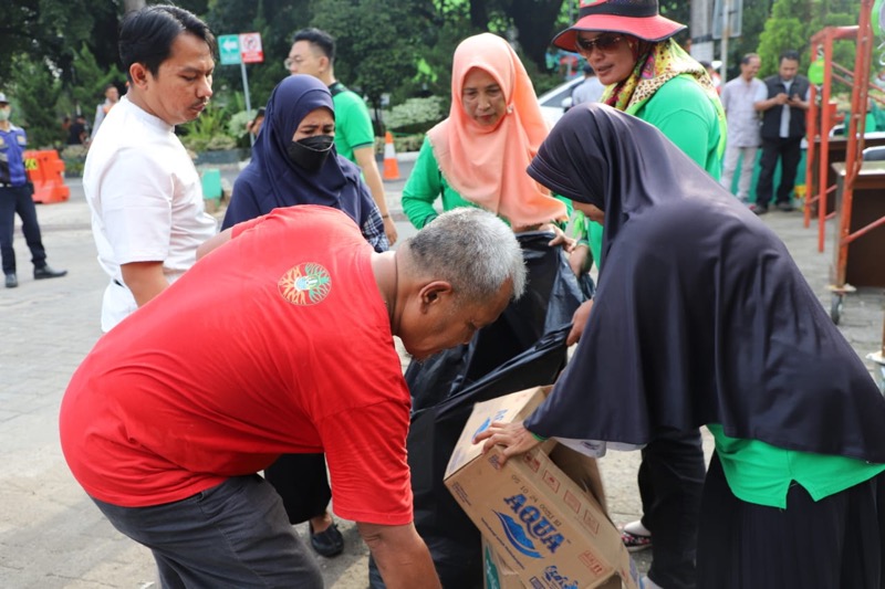 Pemerintah Kota (Pemkot) Bekasi melalui Dinas Lingkungan Hidup mengadakan kegiatan yang bertemakan “Program Sedekah Sampah Aparatur Pemerintah Kota Bekasi 2023” yang dilaksanakan di area parkir Pemkot Bekasi yang berlokasi di Jalan Jendral Ahmad Yani No.1, Kota Bekasi, Jumat (13/01/2023). Foto: istimewa.