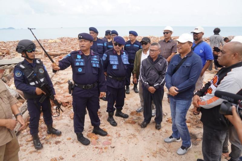 Tim PSDKP KKP usai melakukan penghentian operasional proyek terhadap PT. BBP di Kabupaten Lingga, Jumat (13/1/2023).