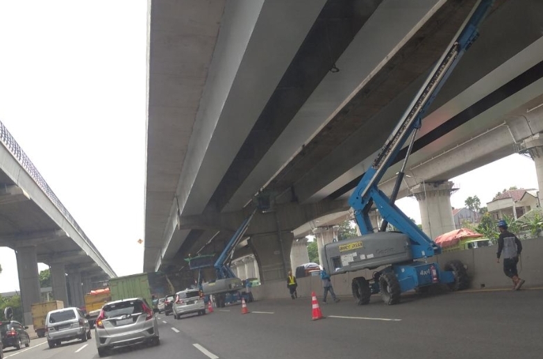 Sejumlah alat berat berada di jalan Tol Cikampek pada Senin (16/1/2023).