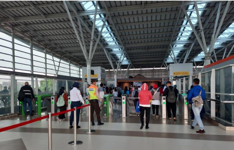 Penumpang KRL memasuki area tap tiket di Stasiun Bekasi.