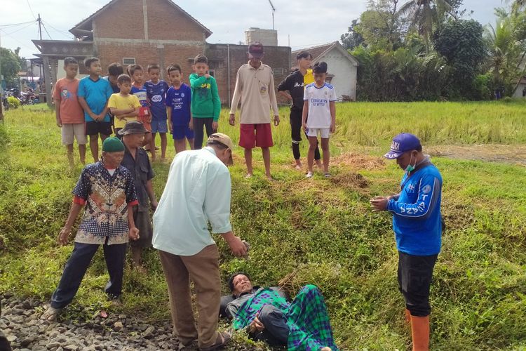 Kastu (64) warga Desa Sempol, Kecamatan Pagak, Kabupaten Malang tergeletak karena alami patah tulang akibat tersambar kereta api, Minggu (15/1/2023) sore.(Imron Hakiki)