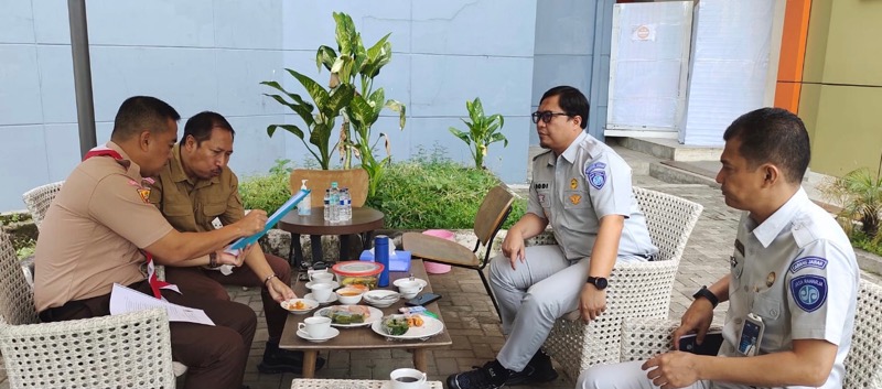 Kepala Jasa Raharja Cabang Utama Jawa Barat, Dodi Apriansyah bersama Kepala Sub Bagian Sumbangan Wajib dan Humas Cabang Utama Jawa Barat, Indrawan Ayip Rosyidi. Foto: istimewa.