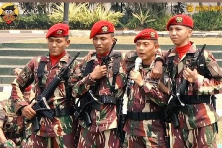 Mantan Kepala Staf Angkatan Darat (KSAD) Jenderal TNI Mulyono saat bersama prajurit Kopassus di Cijantung, Jakarta Timur.