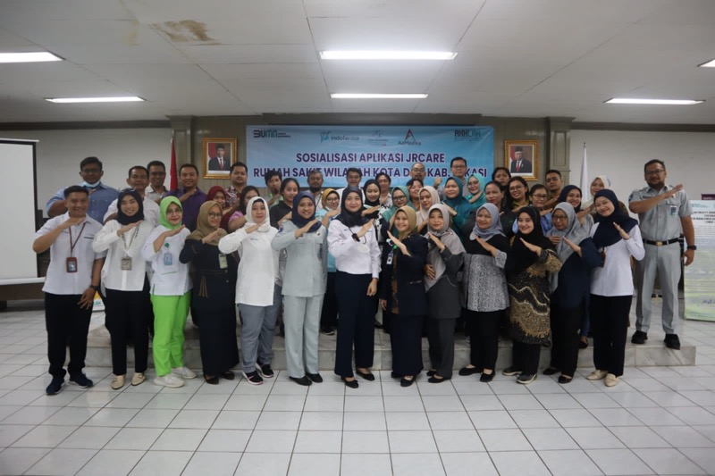 Pihak PT Jasa Raharja Bekasi bersama PT Indofarma memberikan sosialisasi dan tutorial onsite JR-Care kepada 44 Rumah Sakit di Kabupaten Bekasi yang berlokasi di auditorium PT Indofarma Cibitung Kabupaten Bekasi, Senin (16/1/2023). Foto: istimewa.