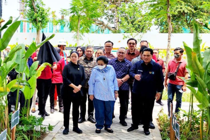 Megawati Soekarnoputri bersama Ketua DPR Puan Maharani dan Menteri BUMN Erick Thohir menghadiri pencanangan Revitalisasi Grand Inna Bali Beach serta penjelasan pembangunan RS Mayo dan Kebun Tanaman Obat di Sanur, Bali.