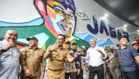 Gubernur Jawa Barat Ridwan Kamil (ketiga kiri) bersama Walikota Depok Mohammad Idris (kedua kiri) meresmikan Underpass Dewi Sartika, Depok, Jawa Barat, Selasa (17/1/2023). (ANTARA FOTO/ASPRILLA DWI ADHA