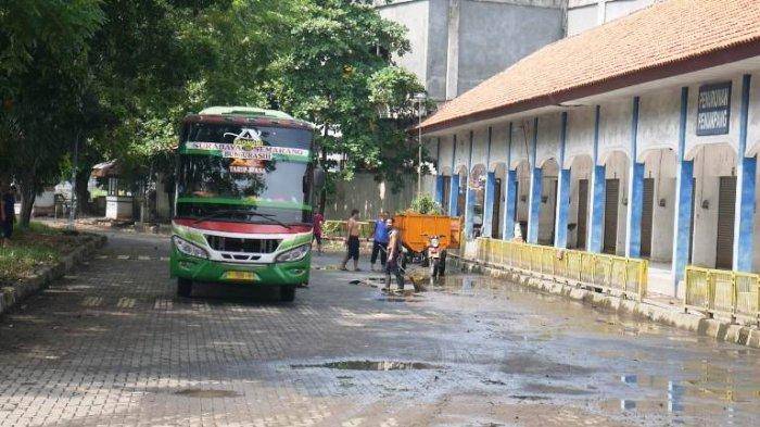 Aktivitas di terminal Jati Kudus usai banjir surut, Senin (16/1/2023).