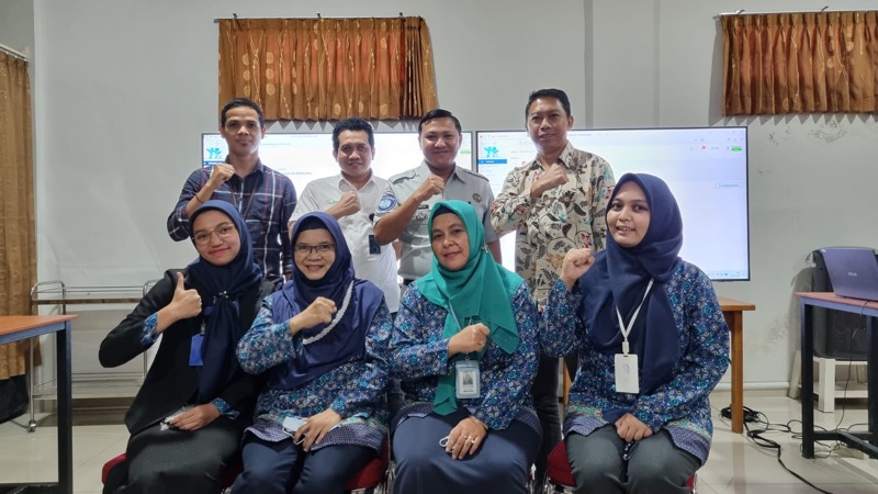  Jasa Raharja Cabang Utama Jawa Barat bersama dengan Indofarma melaksanakan kegiatan sosialisasi di Rs Karisma Padalarang, Kabupaten Bandung Barat, Selasa (17/1/2023). Foto: istimewa.
