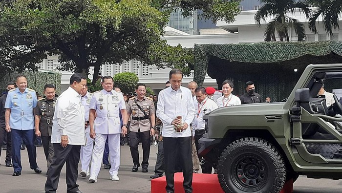 Presiden Jokowi meresmikan penamaan kendaraan `Maung` usai memberikan pengarahan di Rapim Kemenhan.