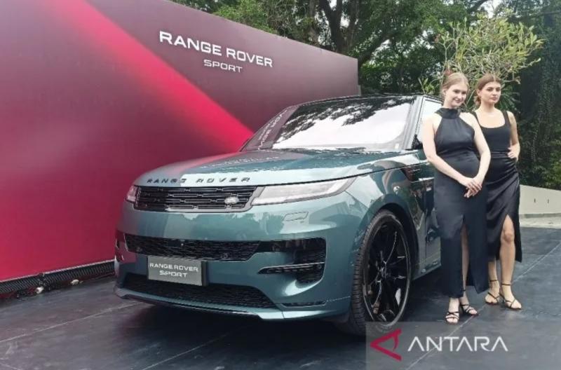 Tampilan Range Rover Sport bermesin hybrid saat diluncurkan di kawasan Jakarta Selatan, Selasa (17/1/2023). ANTARA/Fathur Rochman.
