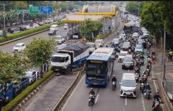 Truk Menabrak Separator Busway di Dekat JCC Senayan Pada Kamis (19/01/2023). Foto: Brigitta Belia