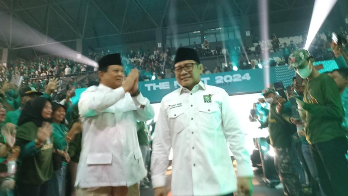 Ketua Umum Partai Gerindra Prabowo Subianto bersama dengan Ketua Umum Partai Kebangkitan Bangsa (KPB) Muhaimin Iskandar atau Cak Imin.