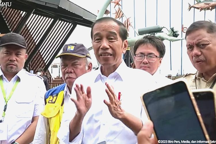 Presiden Joko Widodo memberikan keterangan pers usai meninjau kawasan wisata Pulau Bunaken di Sulawesi Utara pada Jumat (20/1/2023).
