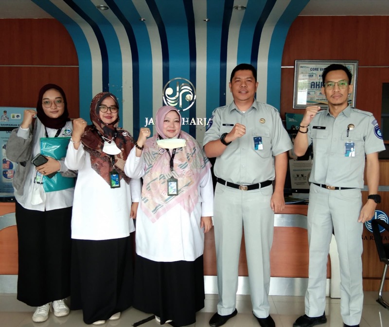 Direktur Rumah Sakit Khusus Paru Karawang dr. Hj. Anisah beserta jajaran melakukan kunjungan ke kantor Jasa Raharja Perwakilan Karawang. Foto: istimewa.