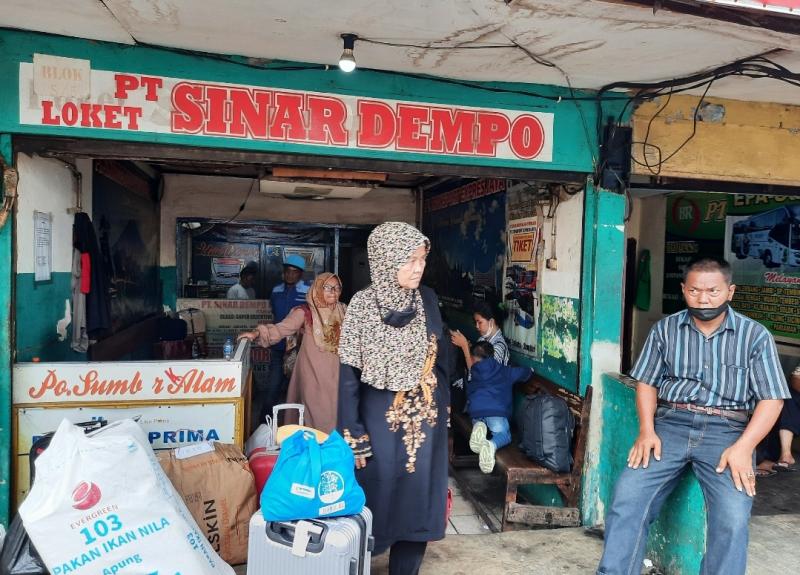 Penumpang bus tempati salah agen tiket di Terminal Bekasi, Jumat (20/1/2023).