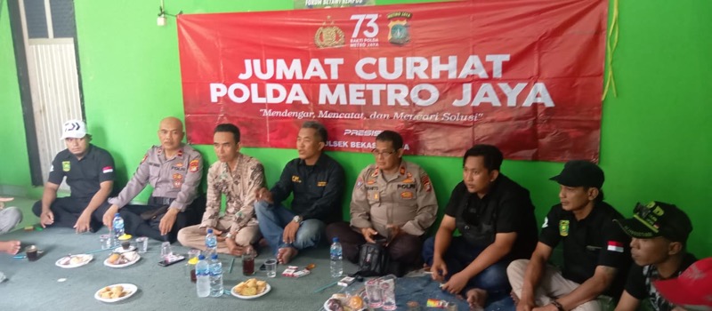 Jajaran Polsek Bekasi Utara menerima sejumlah keluhan dan saran dari masyarakat pada kegiatan Jumat Curhat yang diselenggarakan di Kantor Rw 026 Kampung Rawa Bugel  01/026 Kelurahan Harapan Jaya, Kecamatan Bekasi Utara, Jumat (20/1/2023). Foto: istimewa.