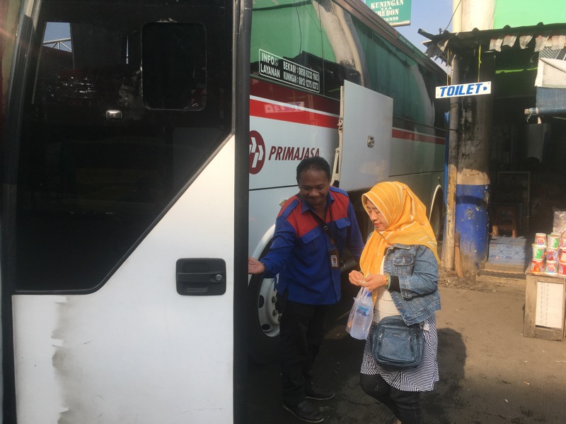 Pengurus bus Primajasa memberikan salam, sapa dan senyum kepada penumpang di Terminal Induk Kota Bekasi, Sabtu (21/1/2023). Foto: BeritaTrans.com.