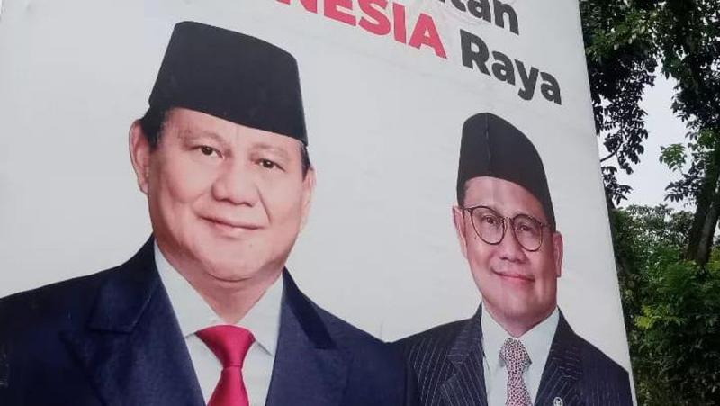 Muncul Baliho Ketum Gerindra Prabowo Subianto dan Ketum PKB Muhaimin Iskandar (Cak Imin) mejeng di kawasan Tangerang Selatan. PKB menilai baliho itu sebagai bentuk dukungan kader di tingkat bawah. (detik.com)