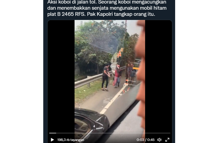 Tangkapan layar video yang memperlihatkan pengemudi mobil Mercy dengan pelat nomor RFS disebut melakukan aksi koboi di jalan tol.(TWITTER)