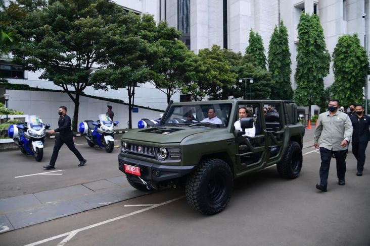 Presiden Joko Widodo (Jokowi) dan Menhan Prabowo naik rantis Maung, kendaraan operasional satuan TNI 4x4 WD terbaru produksi PT Pindad pada Rapat Pimpinan (Rapim) Kementerian Pertahanan (Kemhan) 2023, Rabu.
