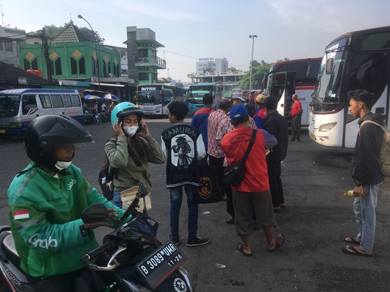 Sejumlah penumpang bus Primajasa di Terminal Induk Kota Bekasi, Sabtu (21/1/2023). Foto: BeritaTrans.com.