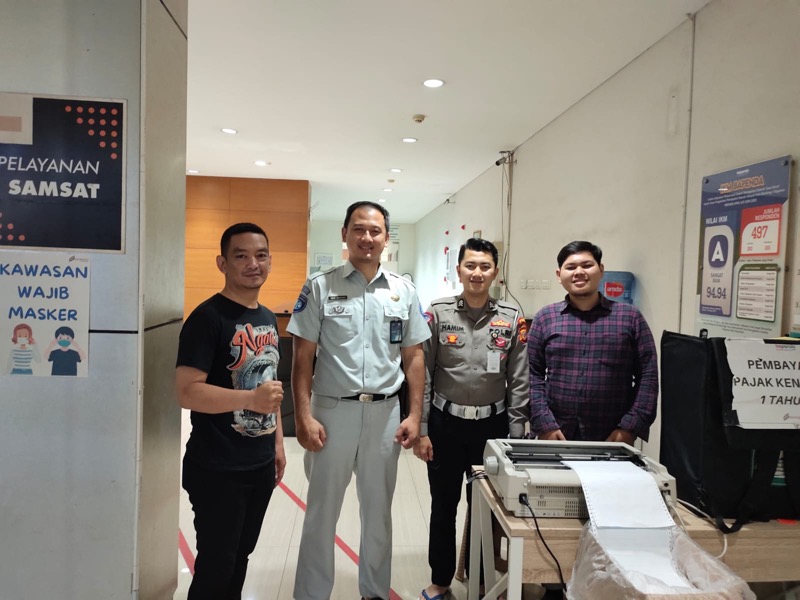 Staff Administrasi Tk I Anggi Angghara Putra bersama petugas dari Mitra Bapenda , Kepolisian, dan Bank Bjb Cabang Jawa Barat melakukan Kegiatan Pelayanan Samsat di malam hari yaitu Samsat Nongki (Nongkrong dan Ngopi), Jumat (20/1/2023). Foto: istimewa.
