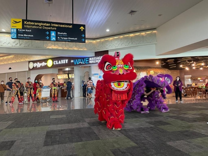 Atraksi Barongsai di Bandara AP I