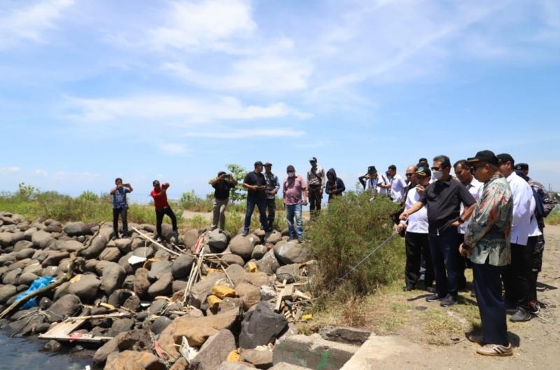 Menteri KKP Sakti Wahyu Trenggono bersama Bupati Jembrana I Nengah Tamba meninjau PPN Pengambengan di Jembrana, Bali, Senin (23/1/2023). KKP akan merealisasikan modernisasi pelabuhan tersebut di tahun ini sehingga menjadi sentra pendaratan ikan yang modern dan ramah lingkungan.