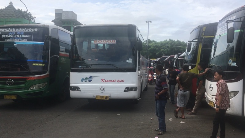 Bus Mayasari Bakti rute Tanah Abang dan Kramat Djati rute Bogor di Terminal Induk Kota Bekasi, Senin (23/1/2023). Foto: BeritaTrans.com.