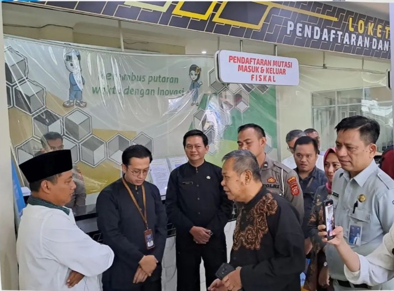 Wakil Gubernur Jawa Barat UU Ruzhanul Ulum meninjau langsung Samsat Induk Kabupaten Garut. Foto: istimewa.