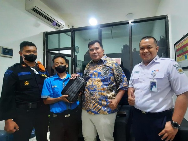 Sudaryanto (baju biru), petugas kebersihan Stasiun Tugu Jogja yang menemukan tas berisi uang Rp 44 juta milik penumpang, Sabtu (21/1/2023). Foto: dok. Daop 6 