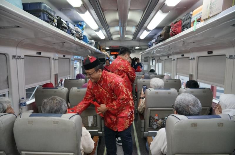 Menyemarakkan long weekend Tahun Baru Imlek, KAI menggelar hiburan Barongsai dan membagikan suvenir serta kue Imlek di berbagai stasiun.(Dok.KAI)