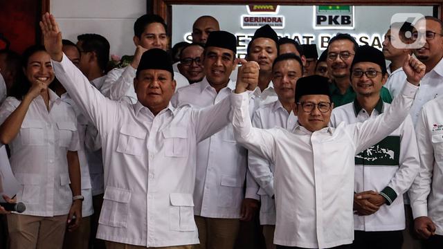 Ketum Partai Gerindra Prabowo Subianto dan Ketum PKB Muhaimin Iskandar atau Cak Imin berpegangan tangan saat peresmian Sekretariat Bersama (Sekber) di Jalan Jl. Ki Mangunsarkoro No. 1, Menteng, Jakarta Pusat.