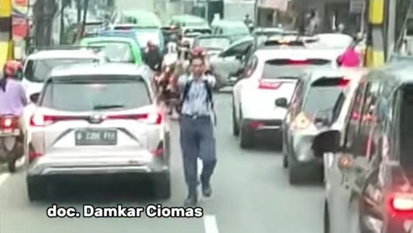 Foto: Seorang bocah SMP di Kota Bogor, Jawa Barat, viral di media sosial lantaran mengatur lalu lintas membuka jalur bagi mobil damkar agar terbebas dari kemacetan. (dok Damkar Ciomas Bogor)  