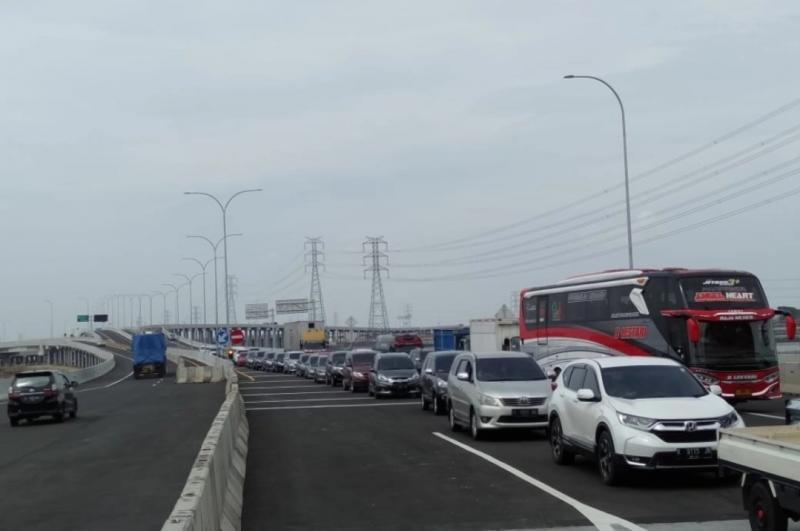 Antrean kendaran hendak memasuki Jalan Tol Semarang - Demak. (Ist)