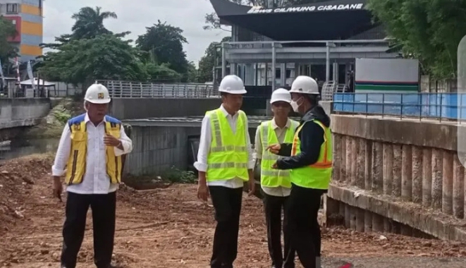Presiden Joko Widodo Saat Meninjau Proyek Pembangunan Sodetan Kali Ciliwung, Jakarta, Senin (24/1/2023). (ANTARA/Rangga Pandu Asmara Jingga)