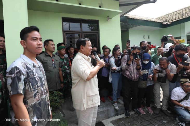Wali Kota Solo Gibran Rakabuming Raka menemani Menhan Prabowo saat menyerahkan motor dan alat komunikasi kepada Bintara Pembina Desa (Babinsa) di Komando Rayon Militer (Koramil) Serengan 03 Solo, Jawa Tengah. 