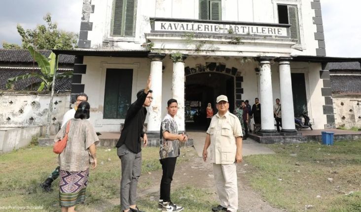 Menhan Prabowo Subianto bersama Wali Kota Solo Gibran Rakabuming Raka mengunjungi Puro Mangkunegaran, Selasa (24/1/2023).