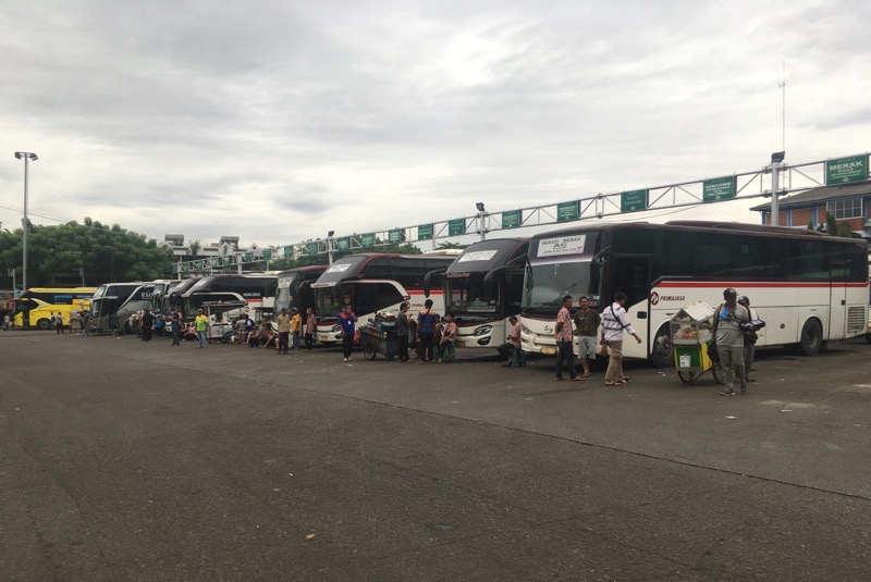 Bus Antarkota di area keberangkatan Terminal Induk Kota Bekasi, Rabu (25/1/2023). Foto: BeritaTrans.com.